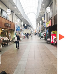 川端商店街を国体道路方面に道なりにまっすぐ歩きます。