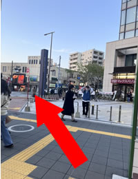 向いの横断歩道を渡り、川端商店街の方に歩きます。