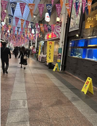 川端商店街を直進。