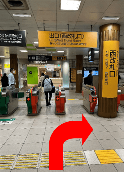 地下鉄空港線天神駅下車後、西改札口を降り,右に曲がり3番出口の方向へ歩きます。