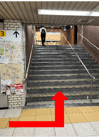 左手にでてくる、3番出口、Pasasage(朝日会館)への階段を上がります。
