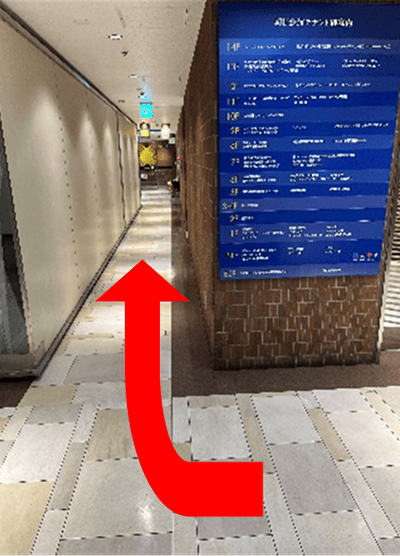 エレベーターを降りて、青い看板を右に曲がり、まっすぐ歩いた右側の角に当院があります。